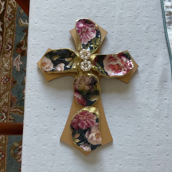 Oyster Shell Cross Wall Decor - Picture 1 of 3